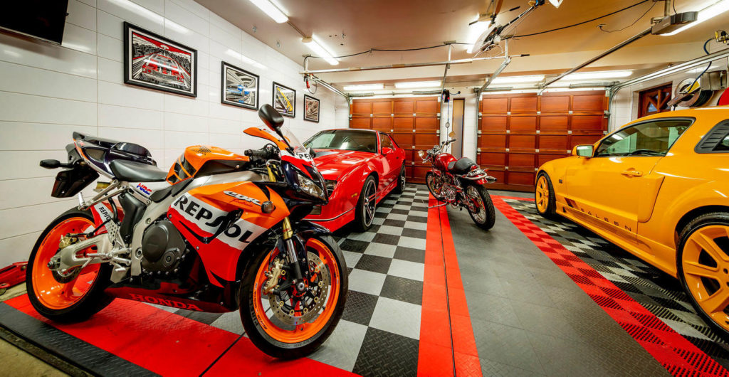 A view of the upper garage