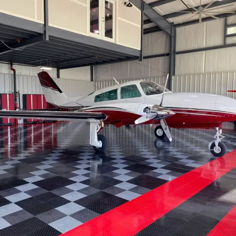 tsrd blk red grph airplane hangar